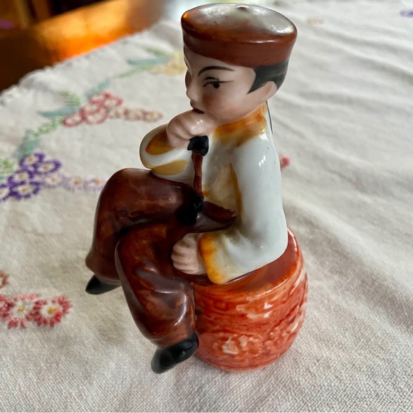 Vintage Asian Man Sitting on Barrel Figurine. Occupied Japan. 5"H x 4"W - Picture 5 of 16